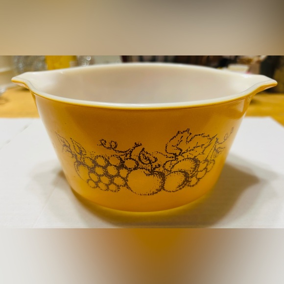 Pyrex Old Orchard 1 quart round casserole dish. #473. Great used condition. - Picture 3 of 7